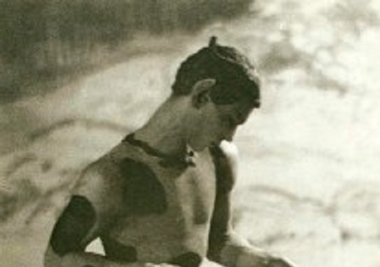 «Падает на забытый шарф и страстно его целует» «Падает на забытый шарф и страстно его целует»