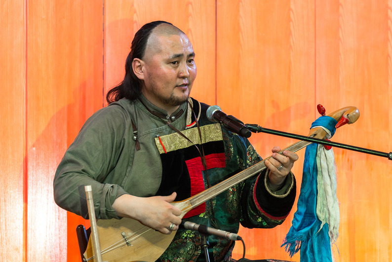 Горловое пение монголов. Сайдаш монгуш - одуген тайга. Монголия - горловое пение монголов. Shaman (певец). Монгольский музыкант.