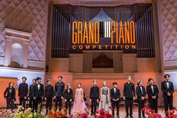 Grand Piano Competition: высоковольтный ток музыки Grand Piano Competition: высоковольтный ток музыки