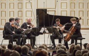 Salzburg Contemporary Ad?s-Calder Quartet Thomas Ad?s, Klavier Benjamin Jacobson, Violine Andrew Bulbrook, Violine Jonathan Moerschel, Viola Eric Byers, Violoncello