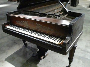 В рамках выставки «Покинутый дом: кунсткамера московских роялей» состоится концерт фортепианной музыки на старинных инструментах В рамках выставки «Покинутый дом: кунсткамера московских роялей» состоится концерт фортепианной музыки на старинных инструментах