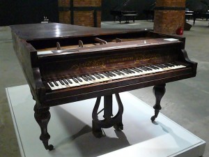 В рамках выставки «Покинутый дом: кунсткамера московских роялей» состоится концерт фортепианной музыки на старинных инструментах В рамках выставки «Покинутый дом: кунсткамера московских роялей» состоится концерт фортепианной музыки на старинных инструментах