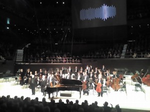 На сцене Дома Музыки Хельсинки (Musiikkitalo) выступил Хельсинкский филармонический оркестр под управлением финского дирижера Юкка-Пекки Сарасте. Хельсинкский филармонический оркестр